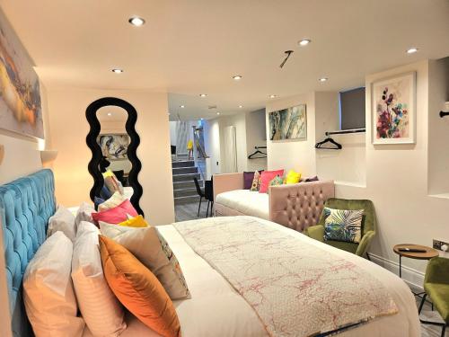 Stylish & Central Design Apartment- 3 Beds - image 13