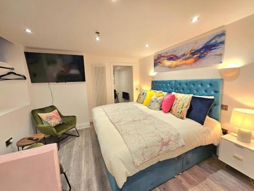 Stylish & Central Design Apartment- 3 Beds - image 5