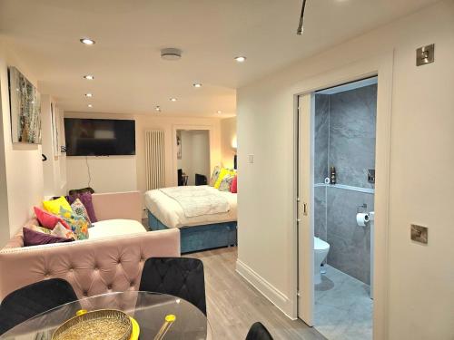 Stylish & Central Design Apartment- 3 Beds - image 12