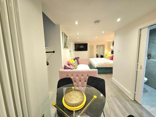 Stylish & Central Design Apartment- 3 Beds - image 11