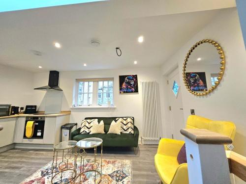 Stylish & Central Design Apartment- 3 Beds - image 6