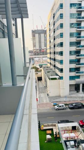 Cozy Studio with Balcony - Near Metro - Fast Wi-Fi in Madinat Zayid