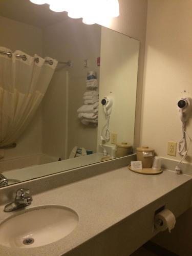 Baymont by Wyndham Lawrenceburg - image 4