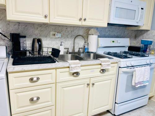 The Charming Cozy 4-Bedroom Getaway in Glen Burnie in Glen Burnie (Maryland)