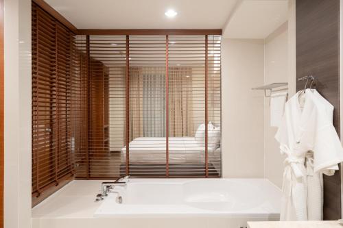 Full-sized bathtubs