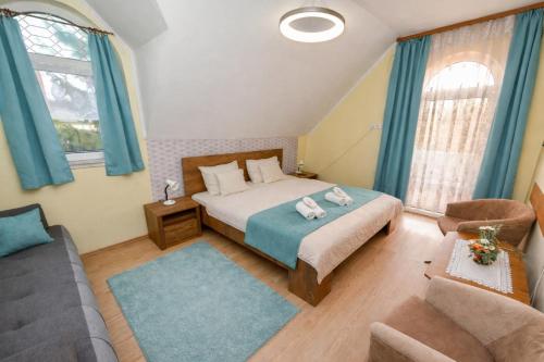 1 king bed, 1 sofa bed