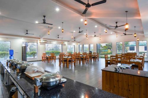 Restorāns, Baris river resort Corbett in Kiari Kham