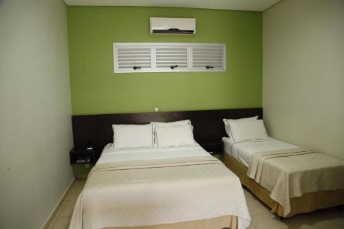 3 twin beds