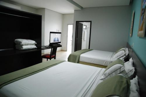 1 queen bed, 2 twin beds