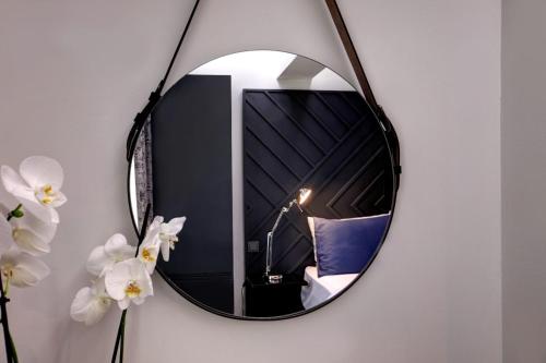 Gorgeous Hotel Roomg - image 4