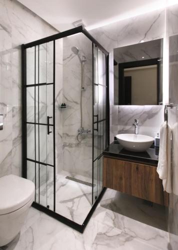 Gorgeous Hotel Roomg - image 6