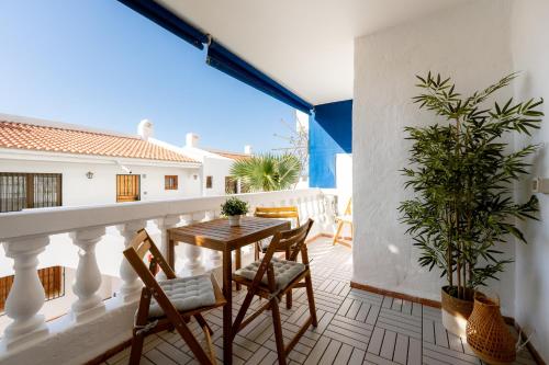 Jasmine Apartment - Heated Pool & Cozy Patio