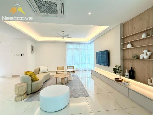 Shared lounge/TV area, The Kumo Party House By Nestcove in Bemban