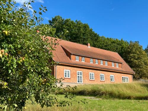 Viesnīcas āriene, Berghaus über dem Inselsee l Herberge auf dem Hoff Schawernack (Berghaus uber dem Inselsee l Herberge auf dem Hoff Schawernack) in Muhl Rosin