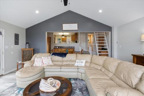 Beautiful Lake Front Home with Private Dock In Lick Branch Cove - main image