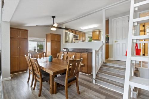 Beautiful Lake Front Home with Private Dock In Lick Branch Cove - image 4