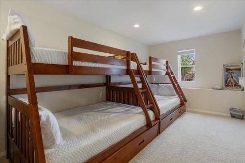 Beautiful Lake Front Home with Private Dock In Lick Branch Cove - image 3