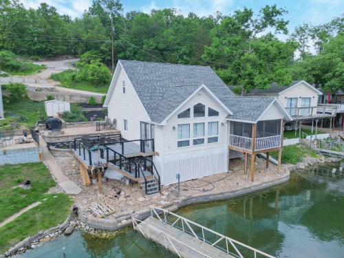 Beautiful Lake Front Home with Private Dock In Lick Branch Cove - image 5