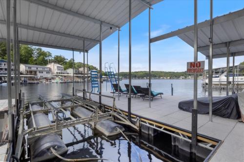 Beautiful Lake Front Home with Private Dock In Lick Branch Cove - image 10