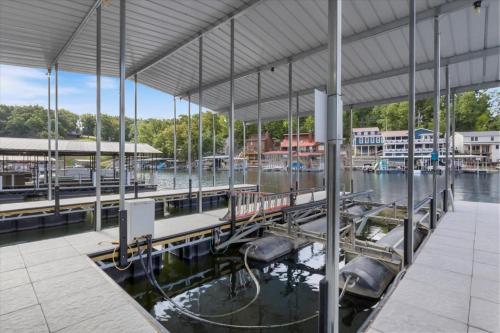 Beautiful Lake Front Home with Private Dock In Lick Branch Cove - image 13