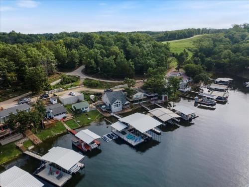 Beautiful Lake Front Home with Private Dock In Lick Branch Cove - image 12