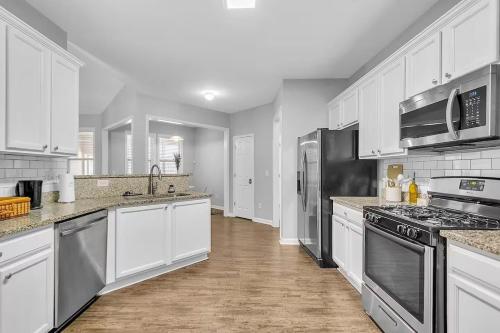 South Fulton Home Sleeps 10, Quiet Neighborhood in South Fulton