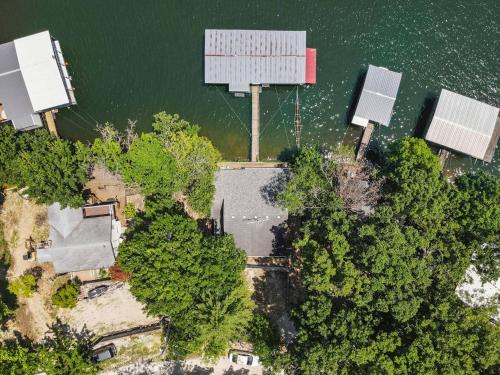 Lakefront Home with Huge Views and Great Fishing - image 10