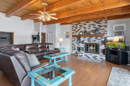 Lakefront Home with Huge Views and Great Fishing - image 14