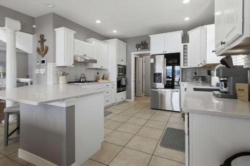 Beautiful waterfront lake home with private dock - image 7