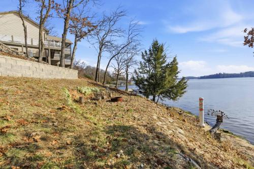Beautiful waterfront lake home with private dock - image 13