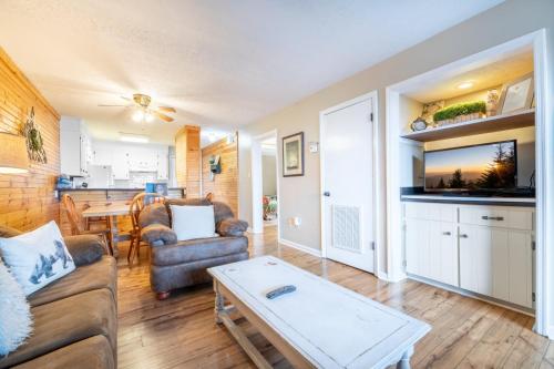 Mountain Top Retreat - 1 Mile from Ober Mountain! - image 9