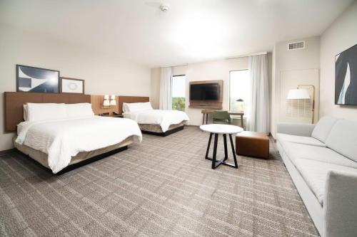 2 queen beds, 1 sofa bed