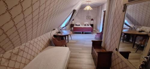 1 double bed, 1 twin bed