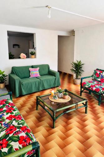 Charming Creole appart for 2 in Petit-Bourg – khách sạn tại Petit Bourg