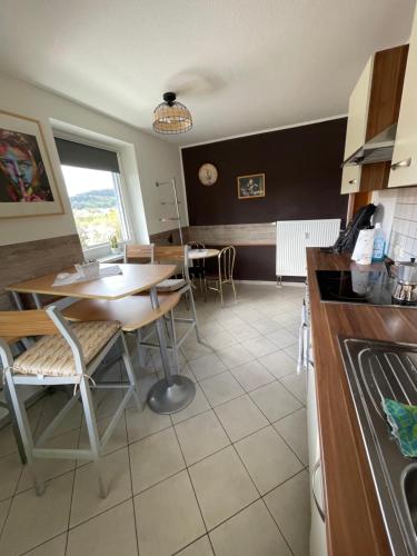 Gemütliche und geräumige Ferienwohnung in Universitätsnähe (Gemutliche und geraumige Ferienwohnung in Universitatsnahe) in 伊爾梅瑙