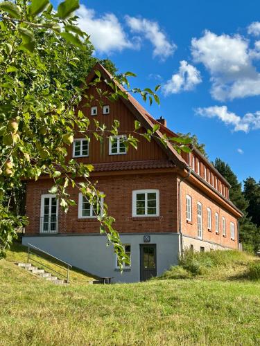 Berghaus über dem Inselsee l Herberge auf dem Hoff Schawernack in Güstrow, Deutschland