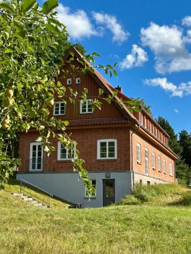Berghaus über dem Inselsee l Herberge auf dem Hoff Schawernack in Güstrow, Deutschland