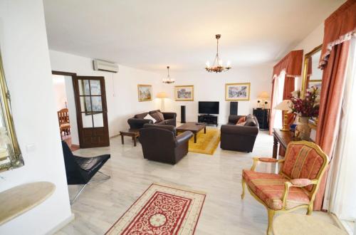 7-Bed Villa Heated Pool Golf paradise Sleeps 16 in La Sierrezuela