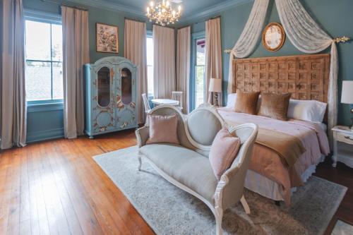 The Gilded Lady - The Wedding Suite in Pensacola Downtown
