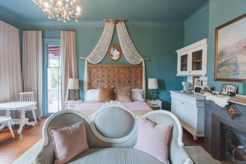 The Gilded Lady - The Wedding Suite in Pensacola Downtown