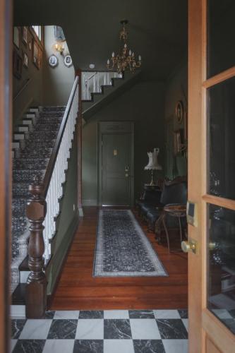 The Gilded Lady - The Wedding Suite in Pensacola Downtown
