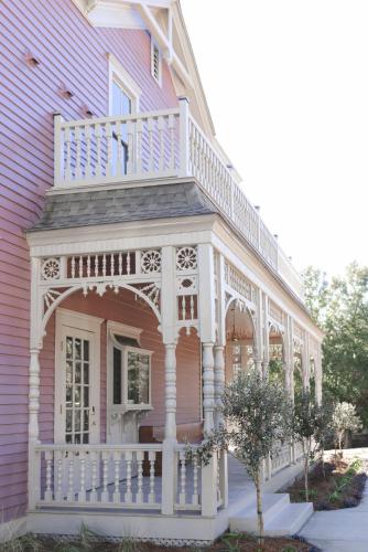 The Gilded Lady - The Wedding Suite in Pensacola Downtown