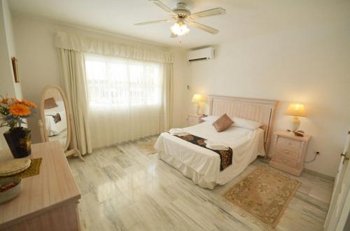 7-Bed Villa Heated Pool Golf paradise Sleeps 16 in La Sierrezuela