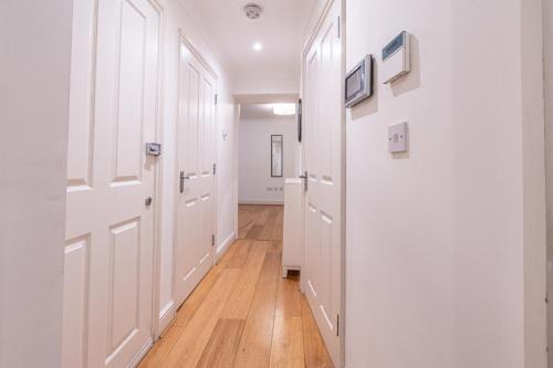 Elegant 1BR Cannon Street Flat in Historic London - image 13