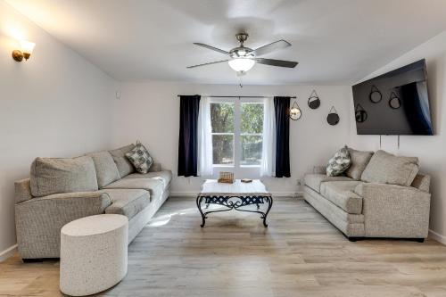 Valrico Retreat with Fire Pit about 18 Mi to Tampa! in Valrico, USA