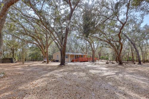 Valrico Retreat with Fire Pit about 18 Mi to Tampa! in Valrico, USA