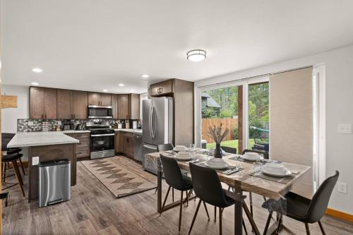 Rainier XL Chalet EV-Hot Tub-Game Room-Guest Suite in 阿什福德(WA)
