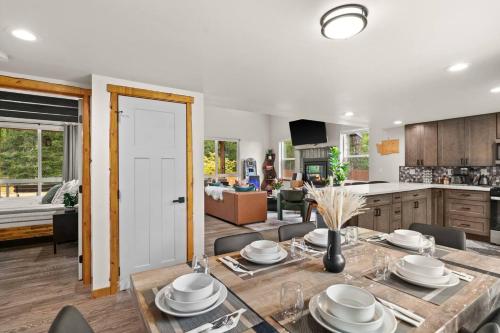Rainier XL Chalet EV-Hot Tub-Game Room-Guest Suite in 阿什福德(WA)