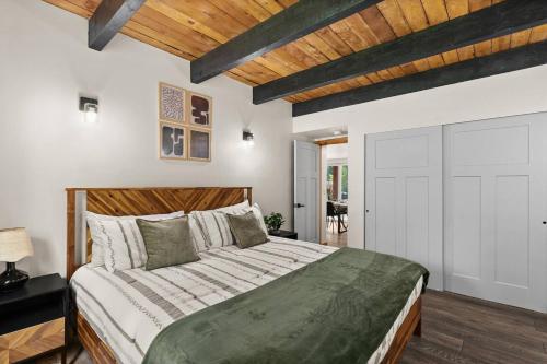 Rainier XL Chalet EV-Hot Tub-Game Room-Guest Suite in 阿什福德(WA)