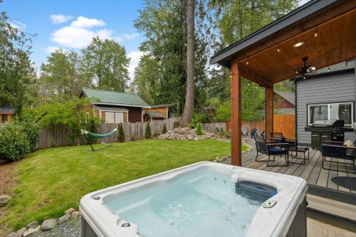 Rainier XL Chalet EV-Hot Tub-Game Room-Guest Suite in 阿什福德(WA)